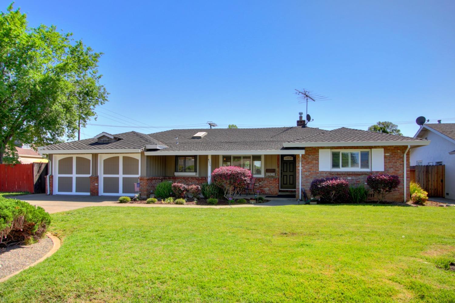 Photo of 4096 Cresta Wy in Sacramento, CA