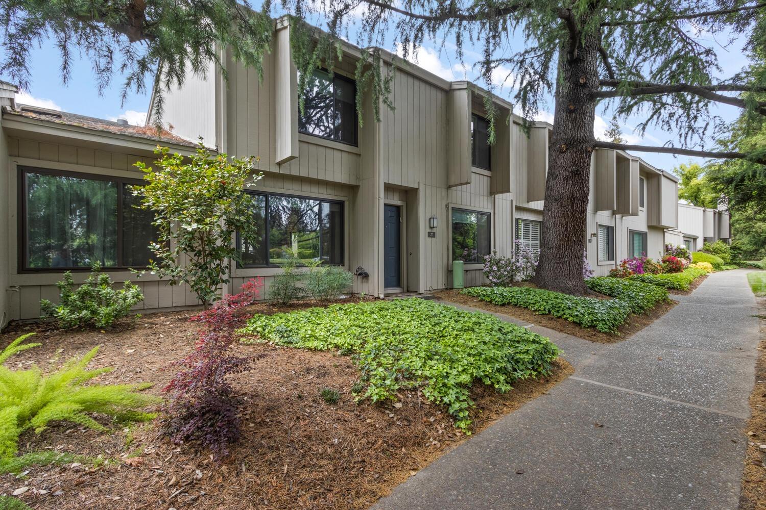Photo of 27 Adelphi Ct in Sacramento, CA