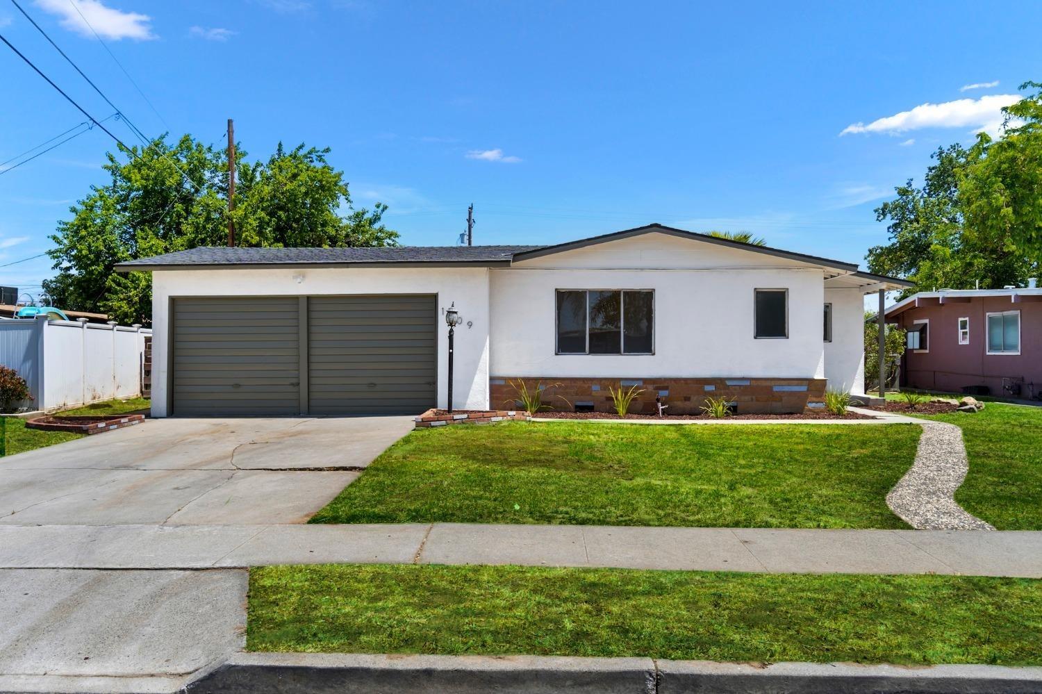 Photo of 1409 Amelia in Hanford, CA