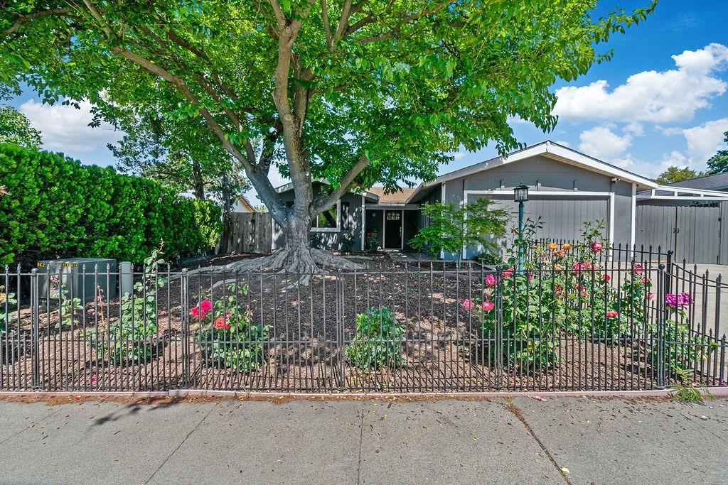 Photo of 4743 Stonehurst Wy in Sacramento, CA