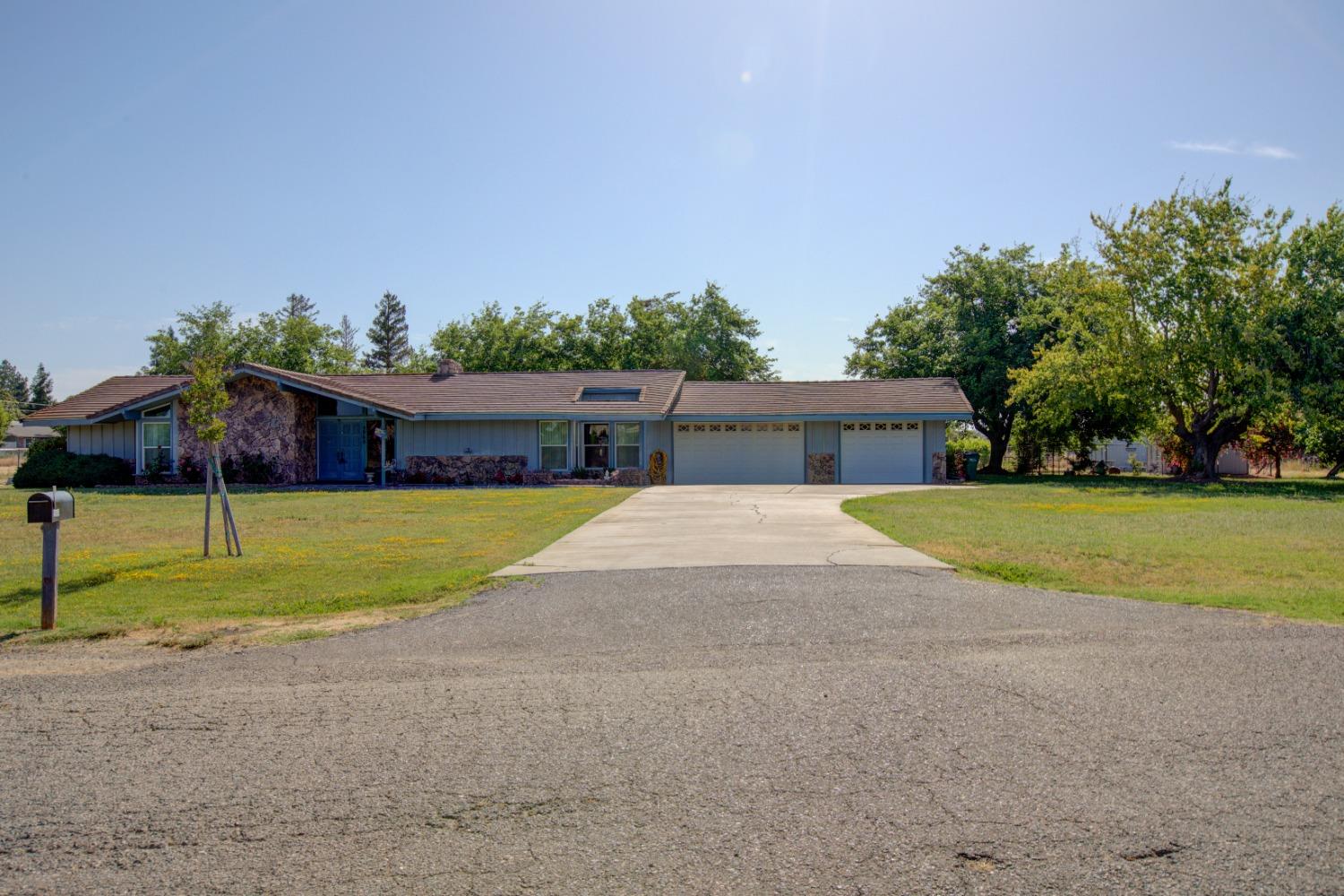 Photo of 5968 Crestview Dr in Merced, CA