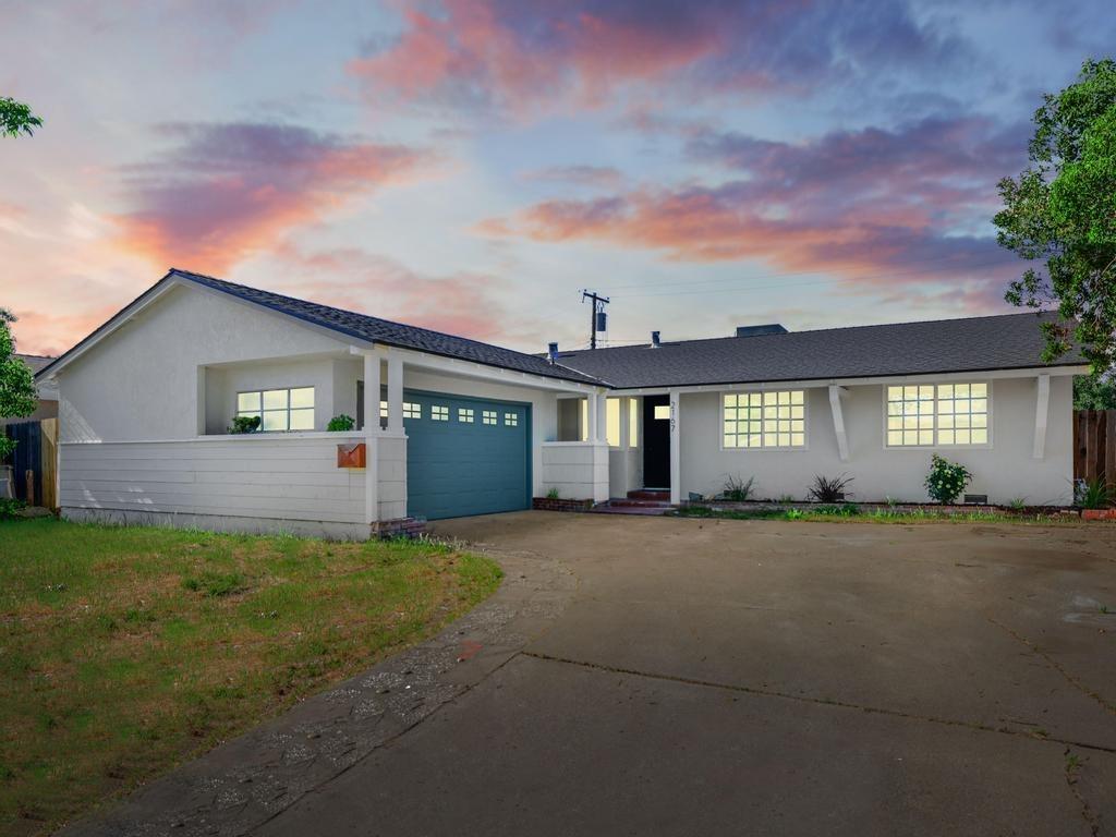 Photo of 2167 Montecito Wy in Sacramento, CA