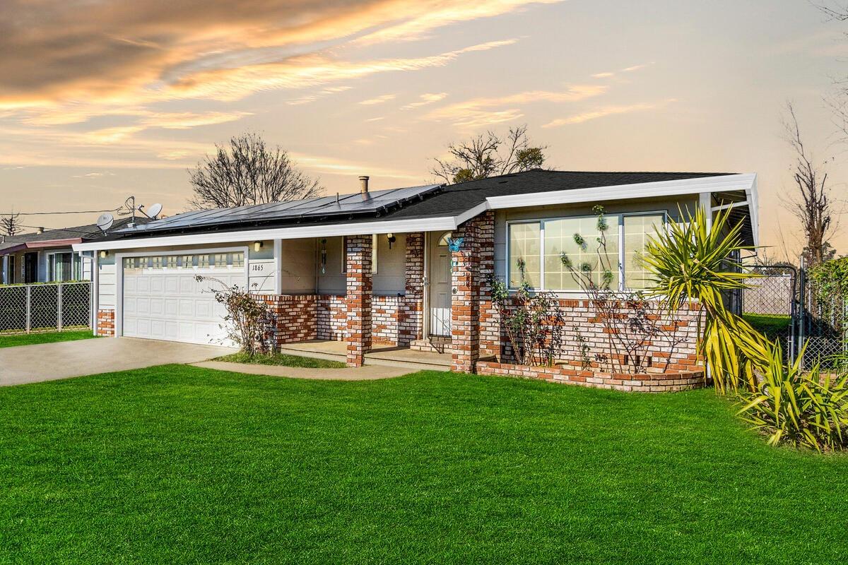 Photo of 1865 14th St in Olivehurst, CA