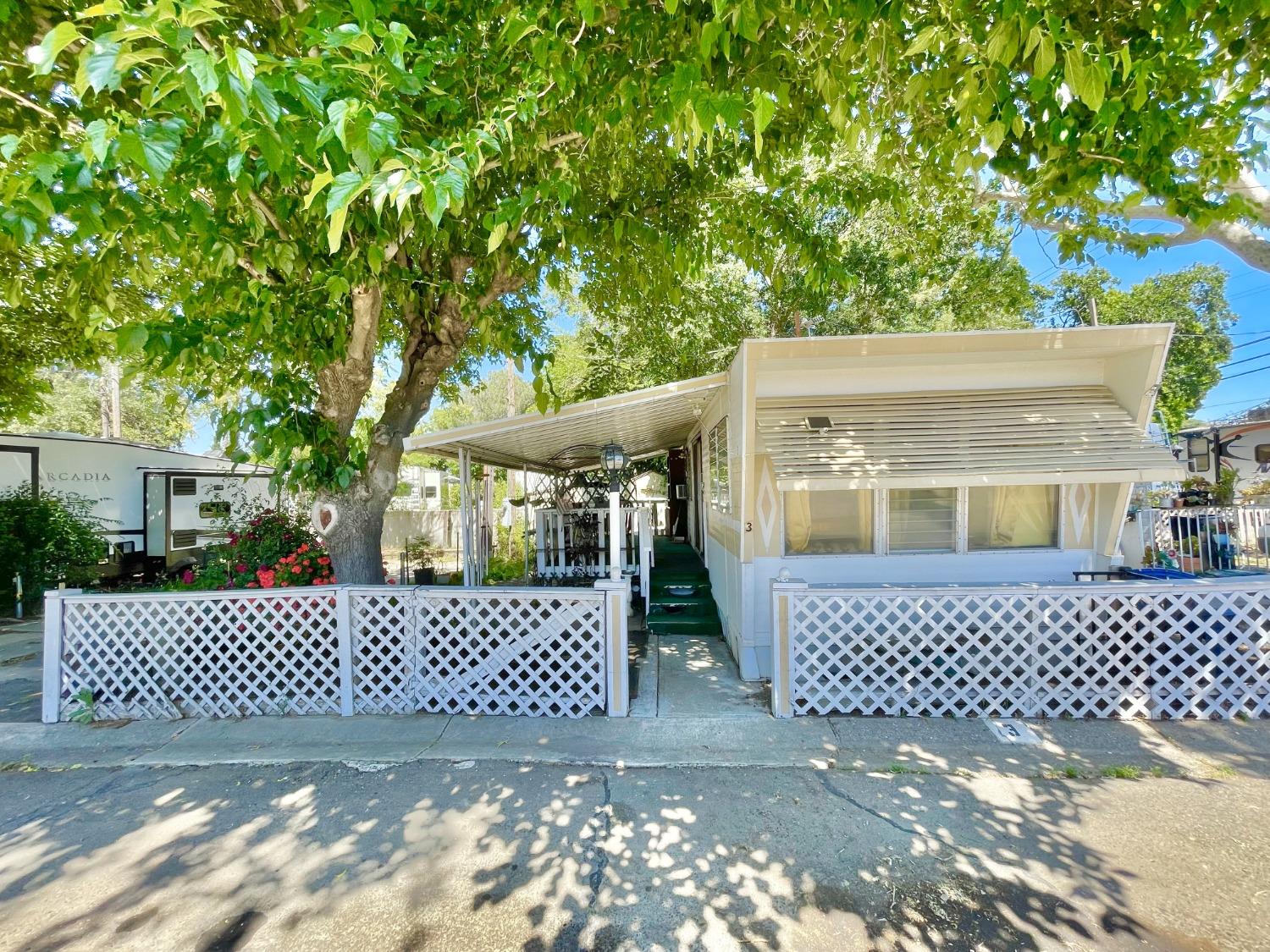 Photo of 5867 Auburn Blvd #3 in Sacramento, CA