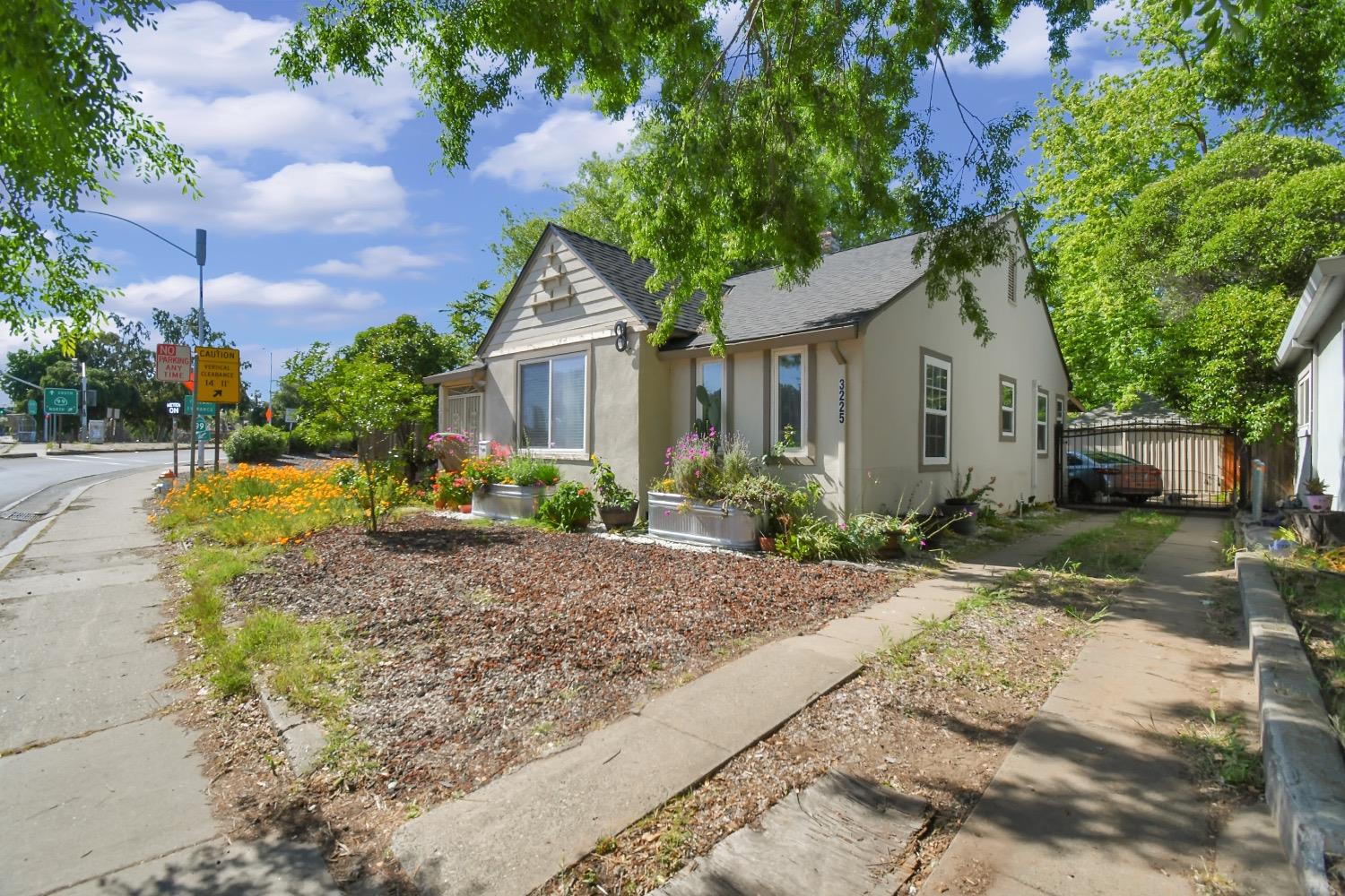Photo of 3225 12th Ave in Sacramento, CA