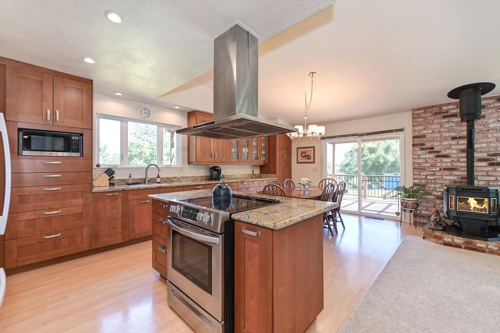 Photo of 840 Blitz Ln in Auburn, CA