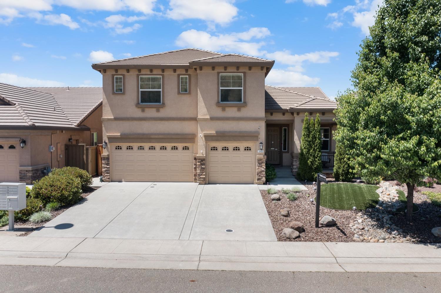 Photo of 940 Hildebrand Cir in Folsom, CA