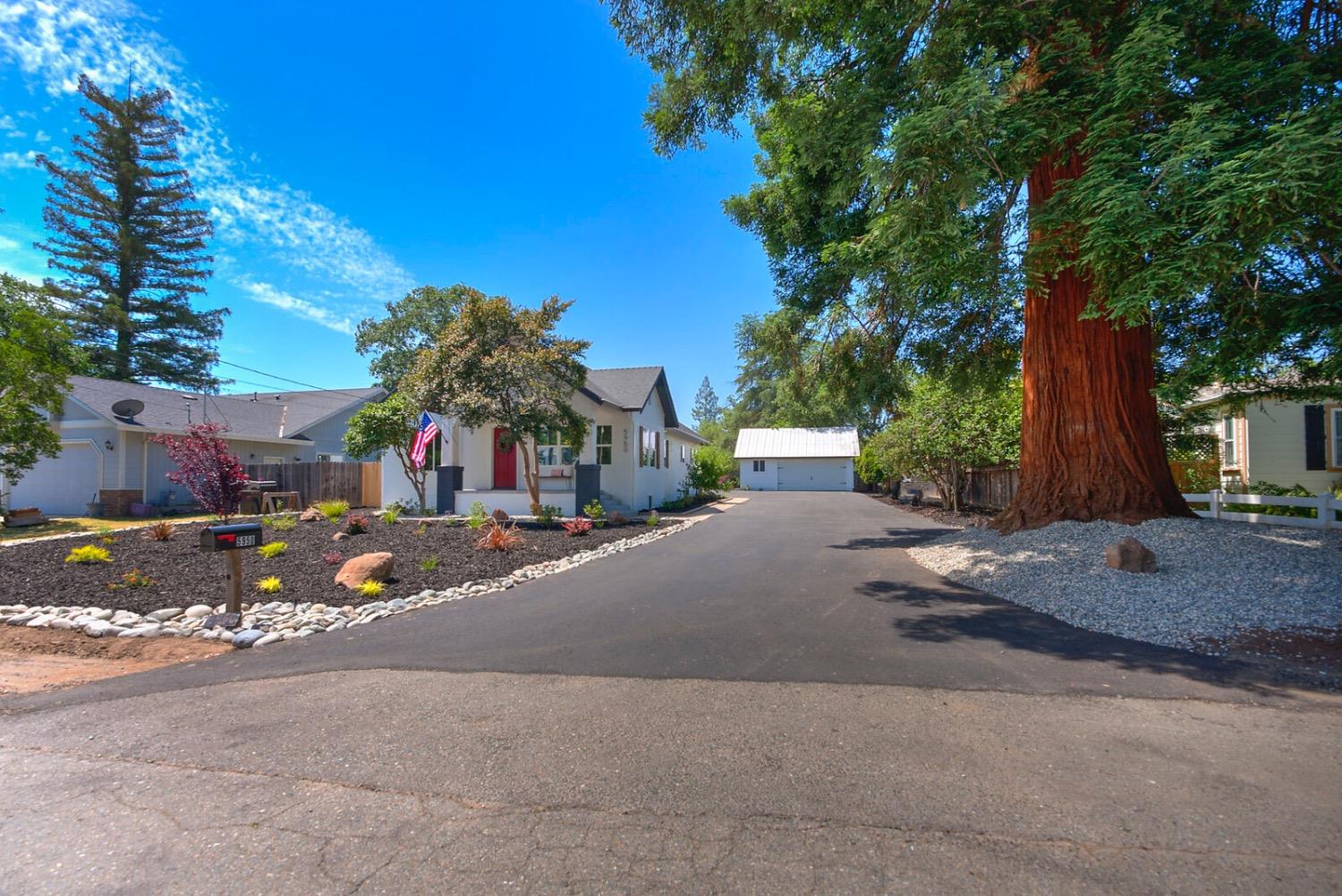 Photo of 5950 Oak St in Loomis, CA