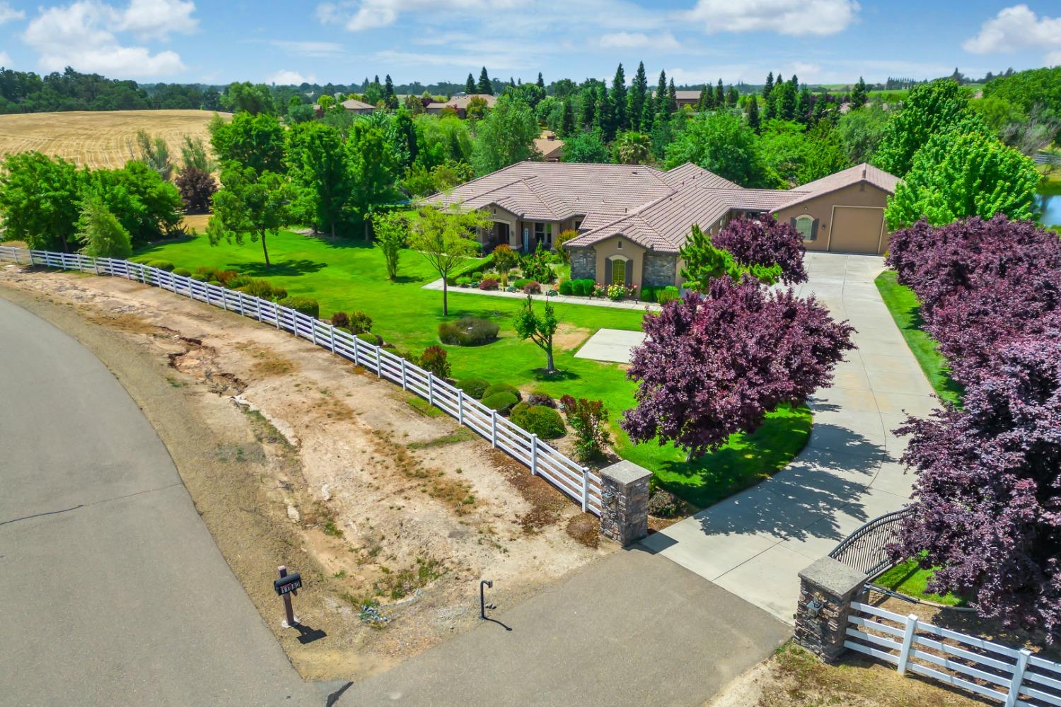 Photo of 11890 Gidaro Dr in Elk Grove, CA