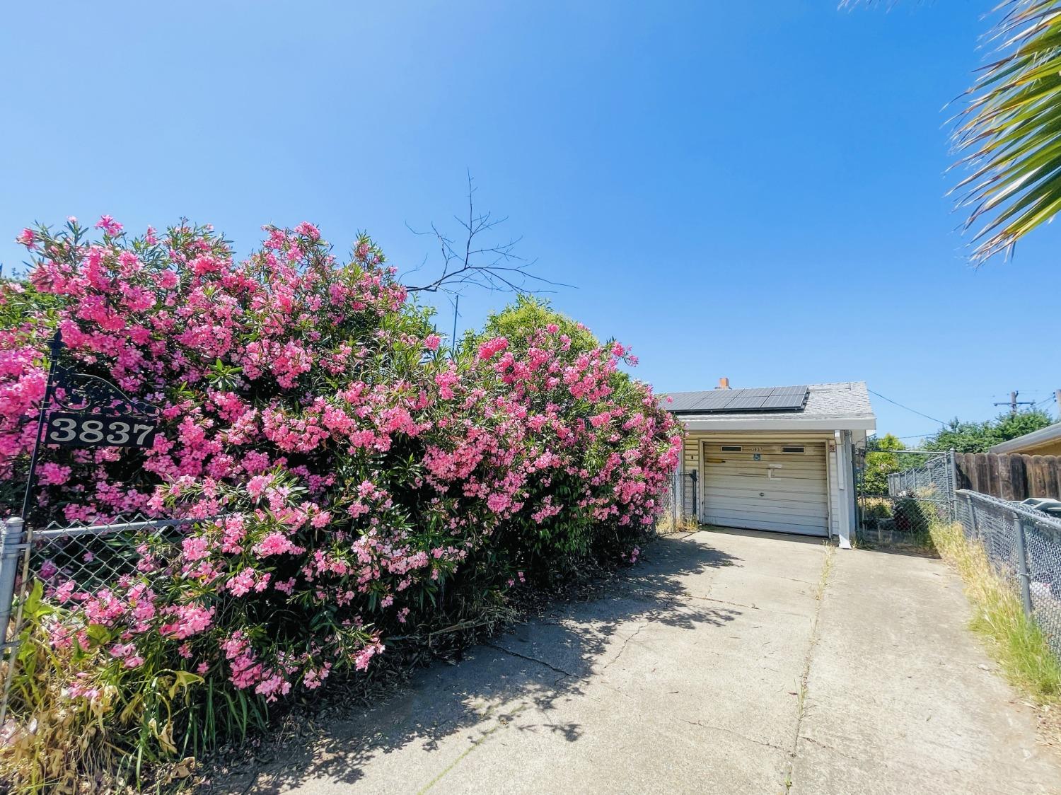 Photo of 3837 Meramonte Wy in North Highlands, CA