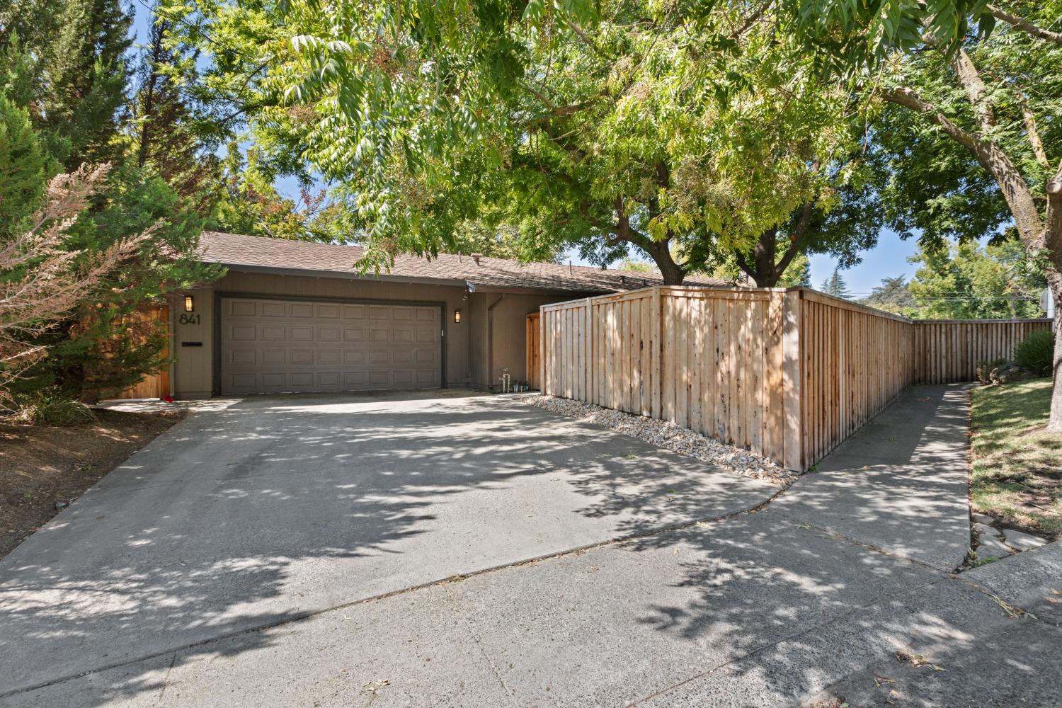 Photo of 841 Lake Oak Ct in Sacramento, CA