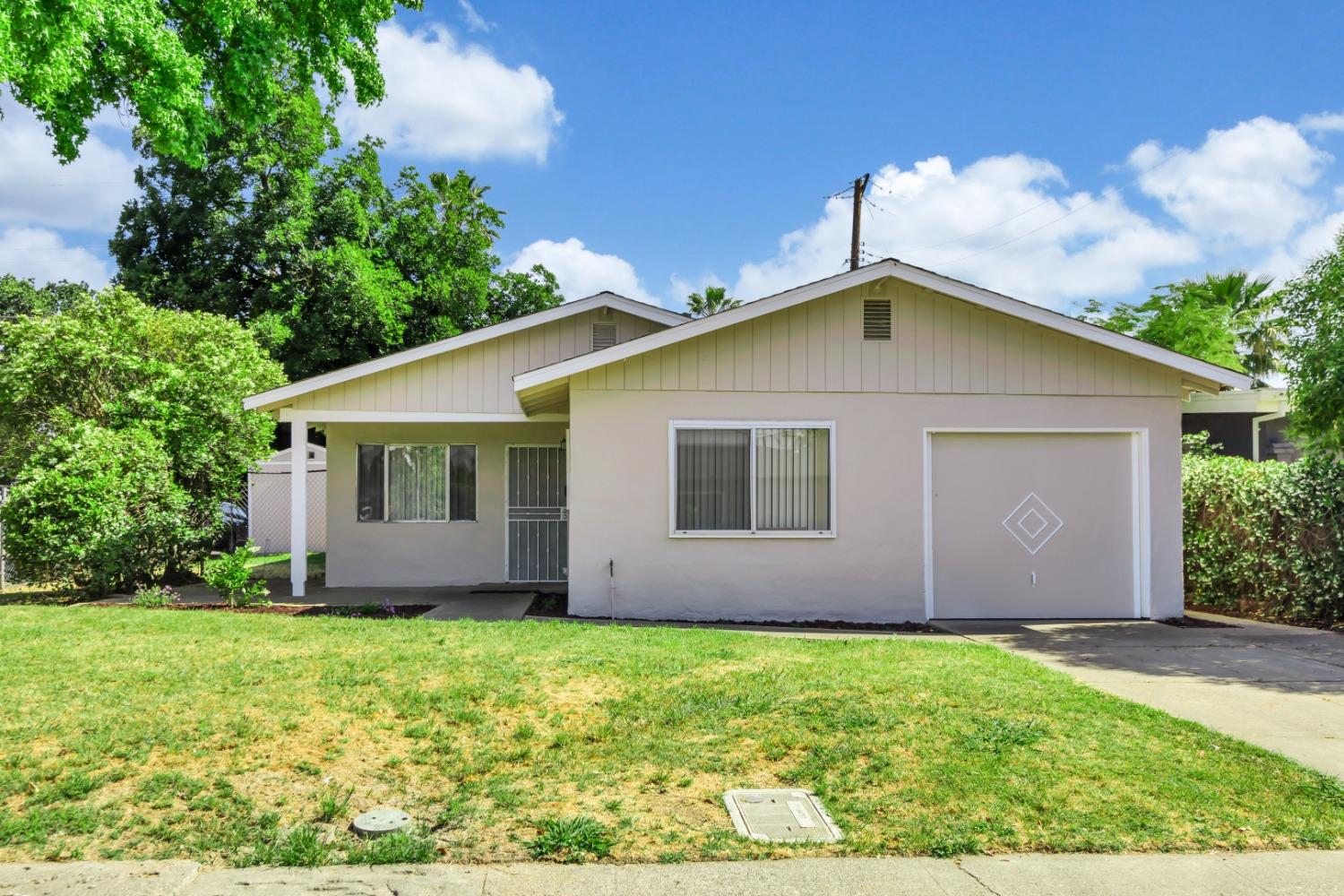 Photo of 198 Redondo Ave in Sacramento, CA