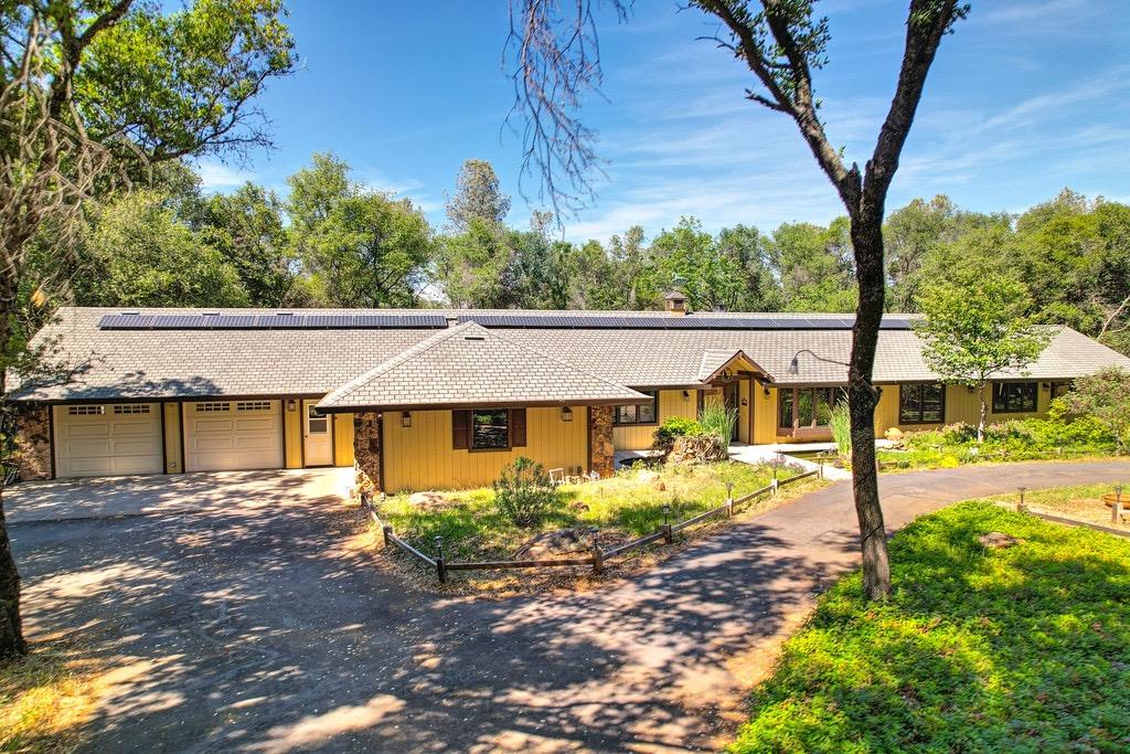 Photo of 3951 Welker Ln in Shingle Springs, CA