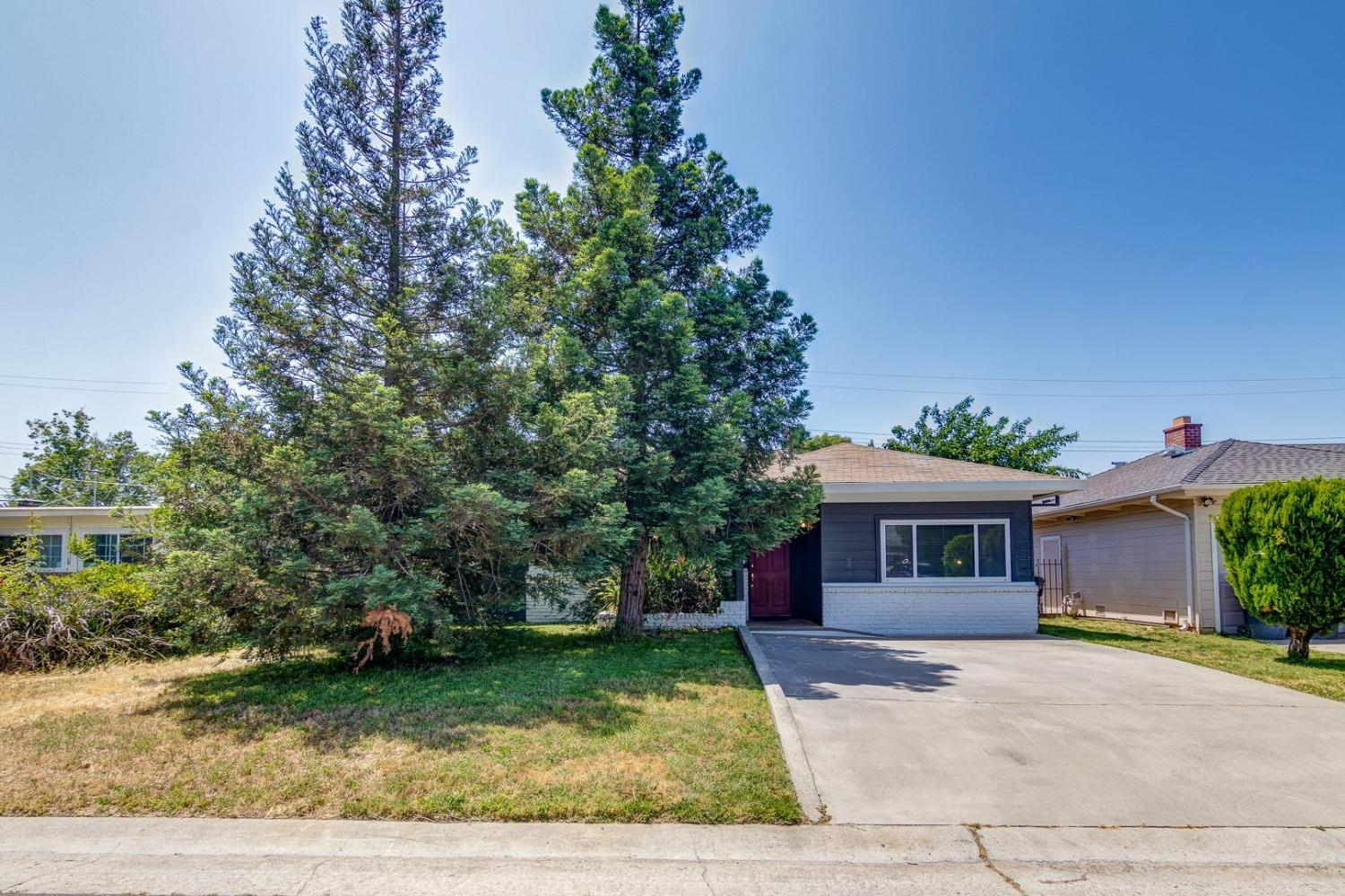 Photo of 2325 Barcelona Wy in Sacramento, CA