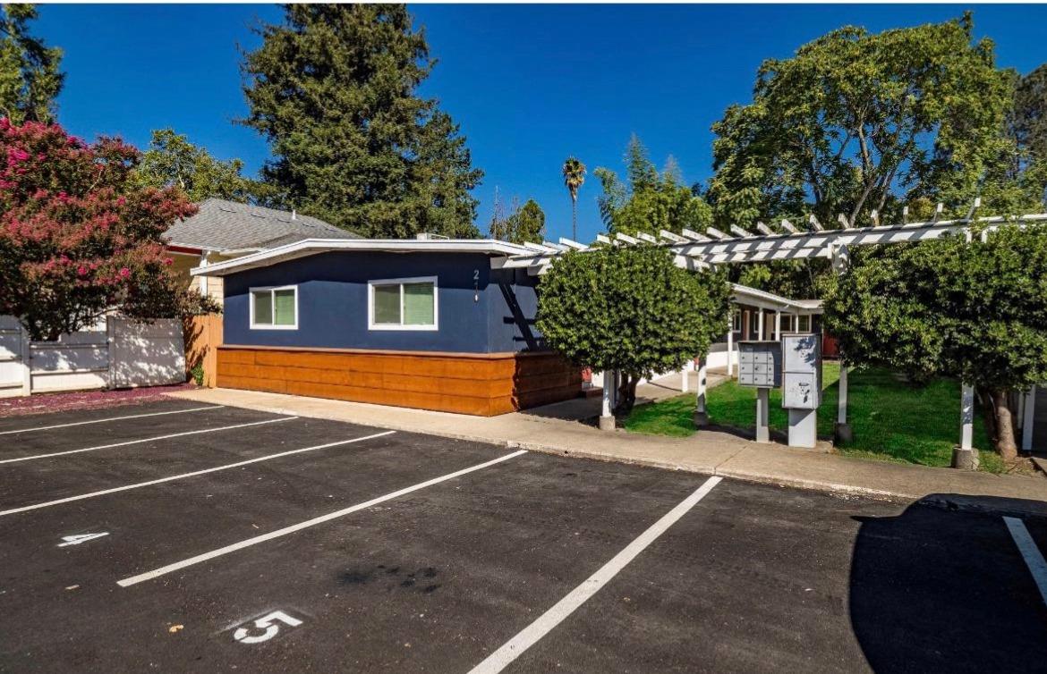 Photo of 210 Natoma St in Folsom, CA