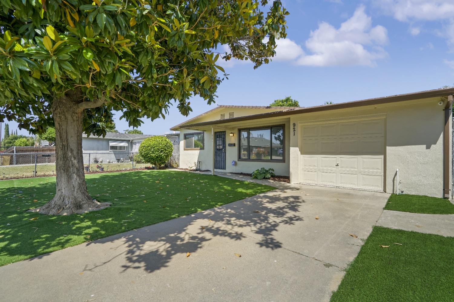Photo of 921 W Beardsley Dr in West Sacramento, CA
