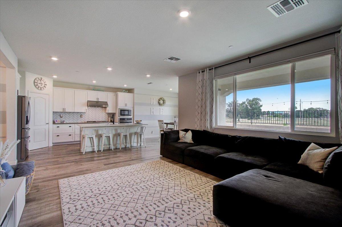 Photo of 9475 Pasaje Pl in Elk Grove, CA