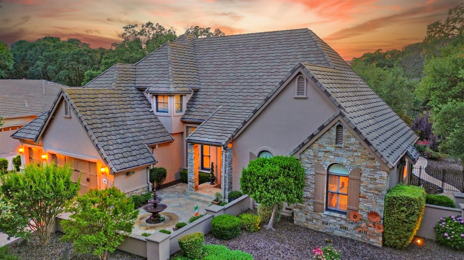 Photo of 4912 Secluded Oaks Ln in Carmichael, CA