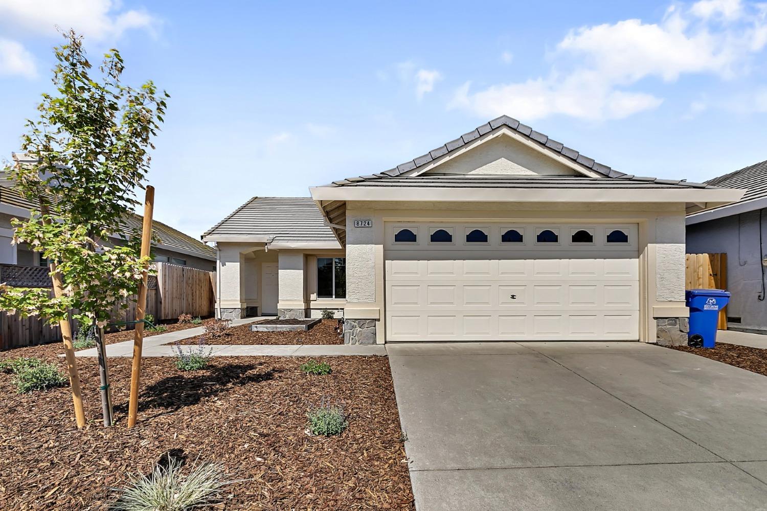 Photo of 8724 Summer Pointe Dr in Elk Grove, CA