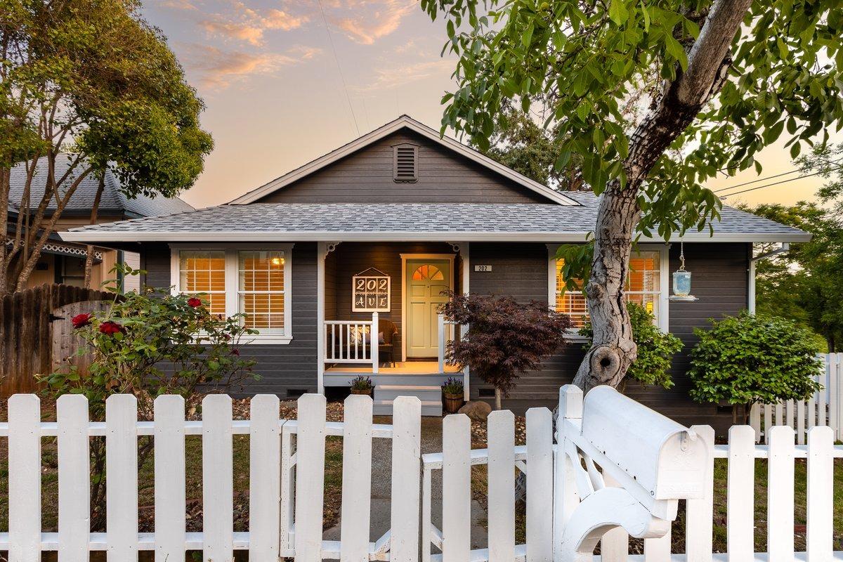 Photo of 202 Foresthill Ave in Auburn, CA