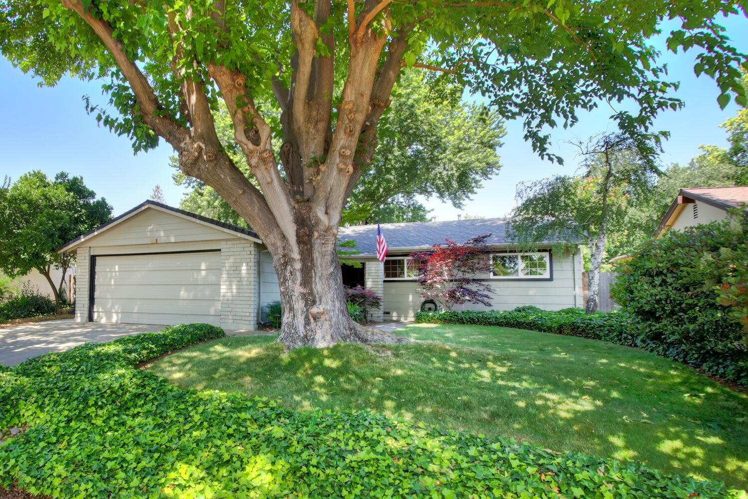 Photo of 8591 Erinbrook Wy in Sacramento, CA