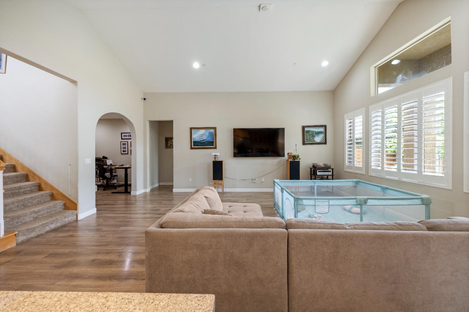 Detail Gallery Image 7 of 40 For 1176 Duomo Way, Manteca,  CA 95337 - 4 Beds | 3/1 Baths