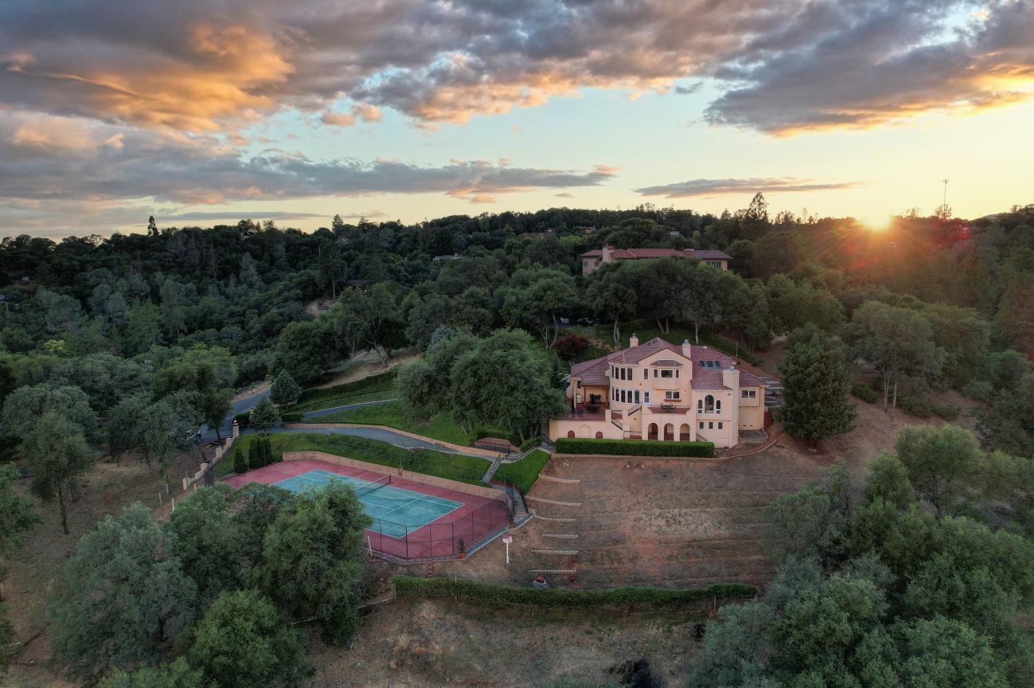 Photo of 725 Oakhaven Rd in Auburn, CA