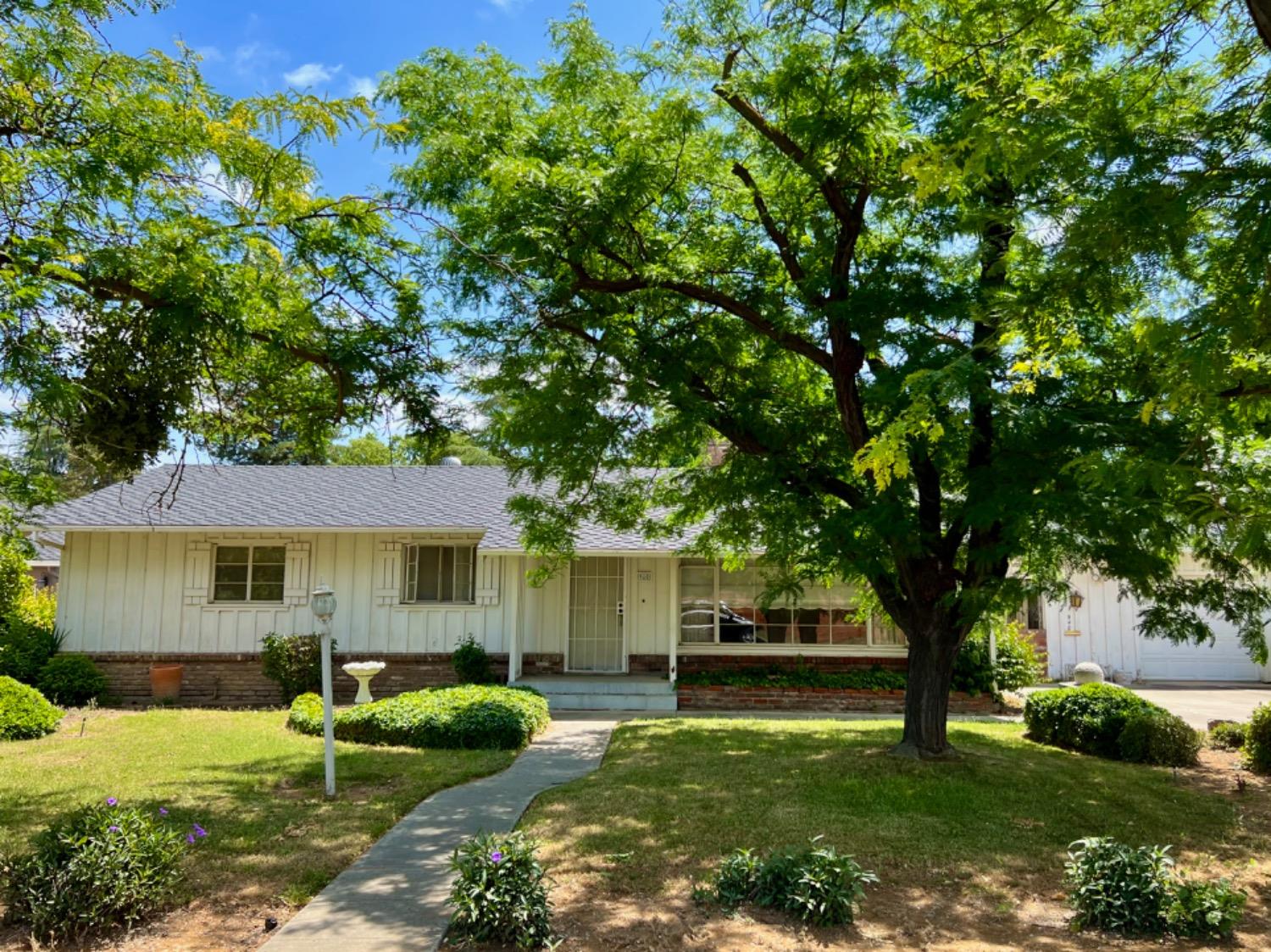 Photo of 940 Laurel Ave in Gustine, CA