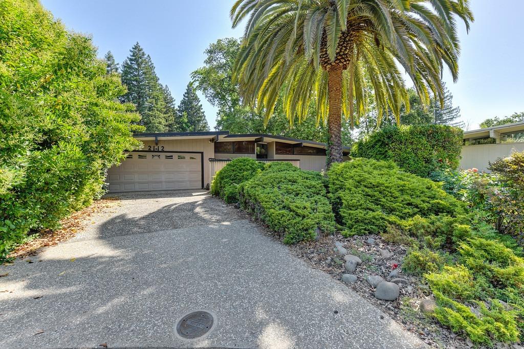 Photo of 2112 Hamlet Pl in Carmichael, CA