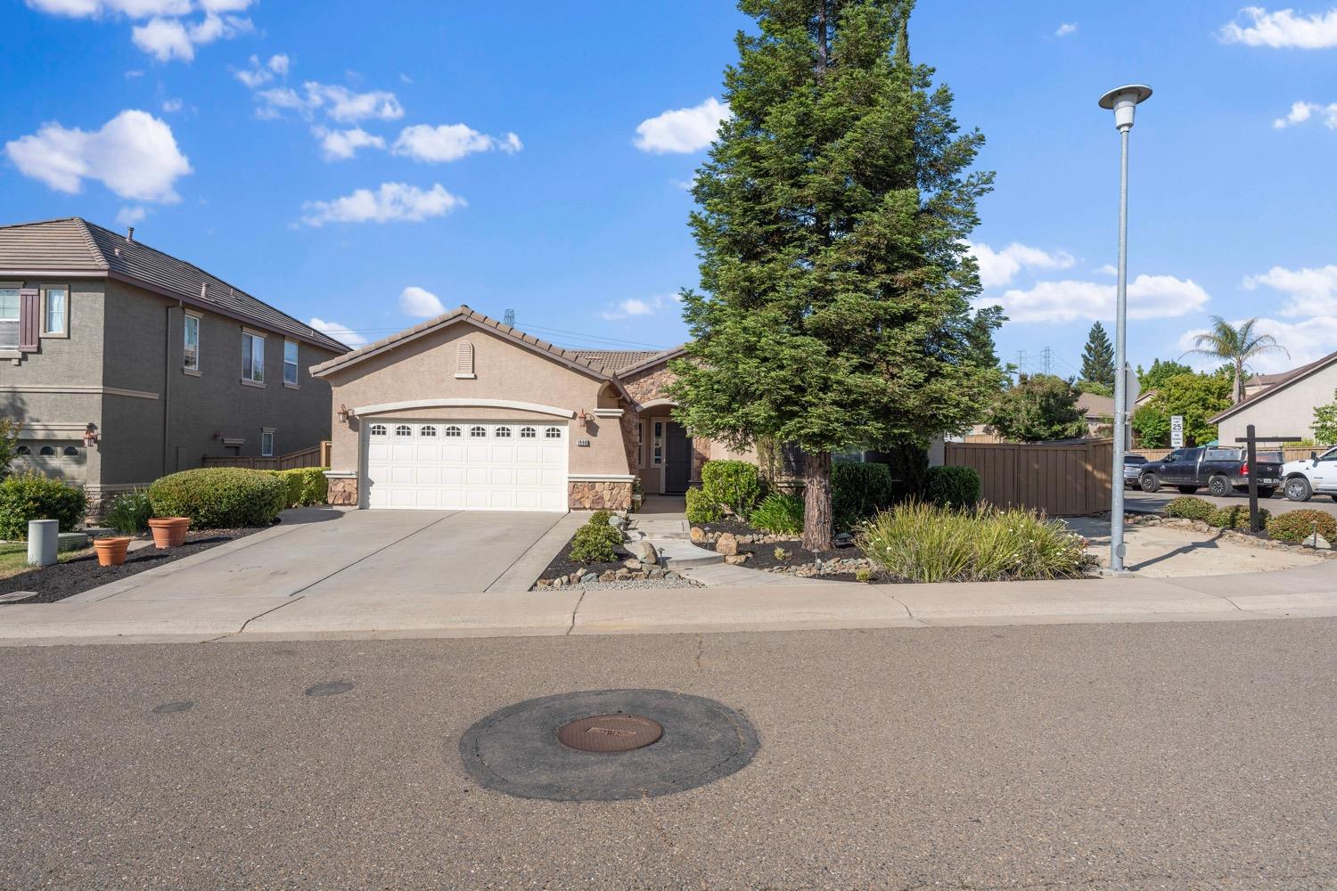 Photo of 1998 Cottonwood Ct in Folsom, CA