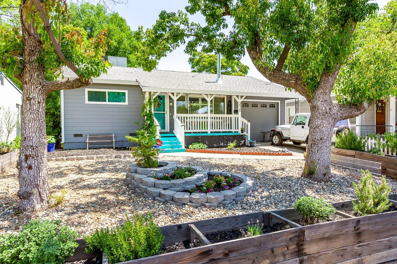 Photo of 210 Cedar St in Roseville, CA