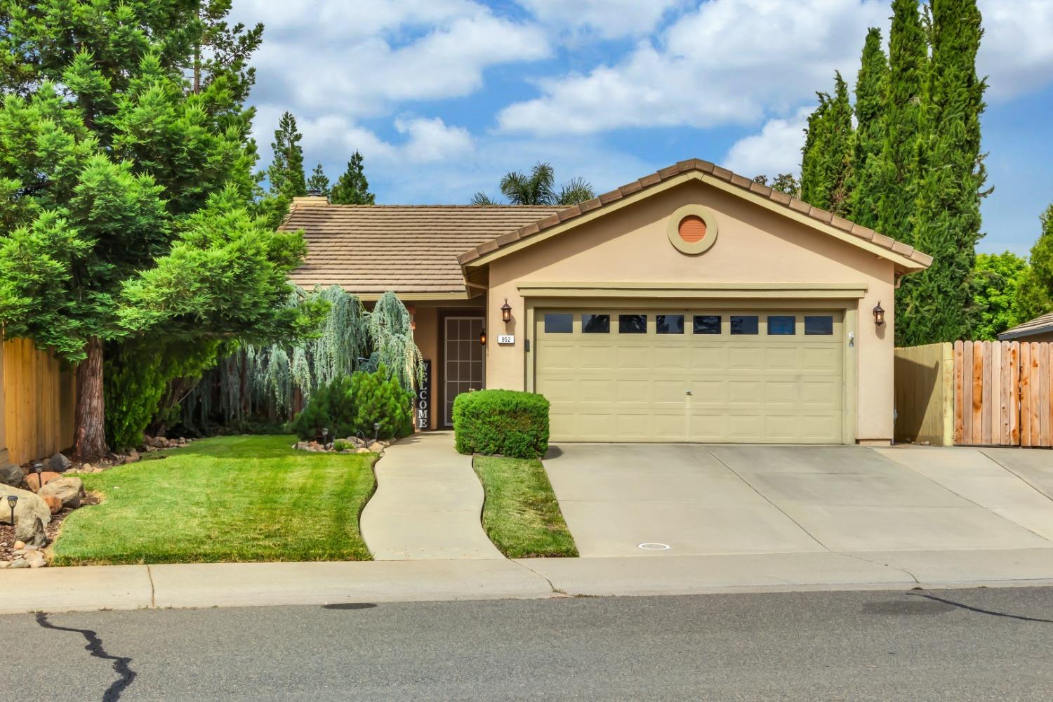 Photo of 952 Doradell Wy in Galt, CA