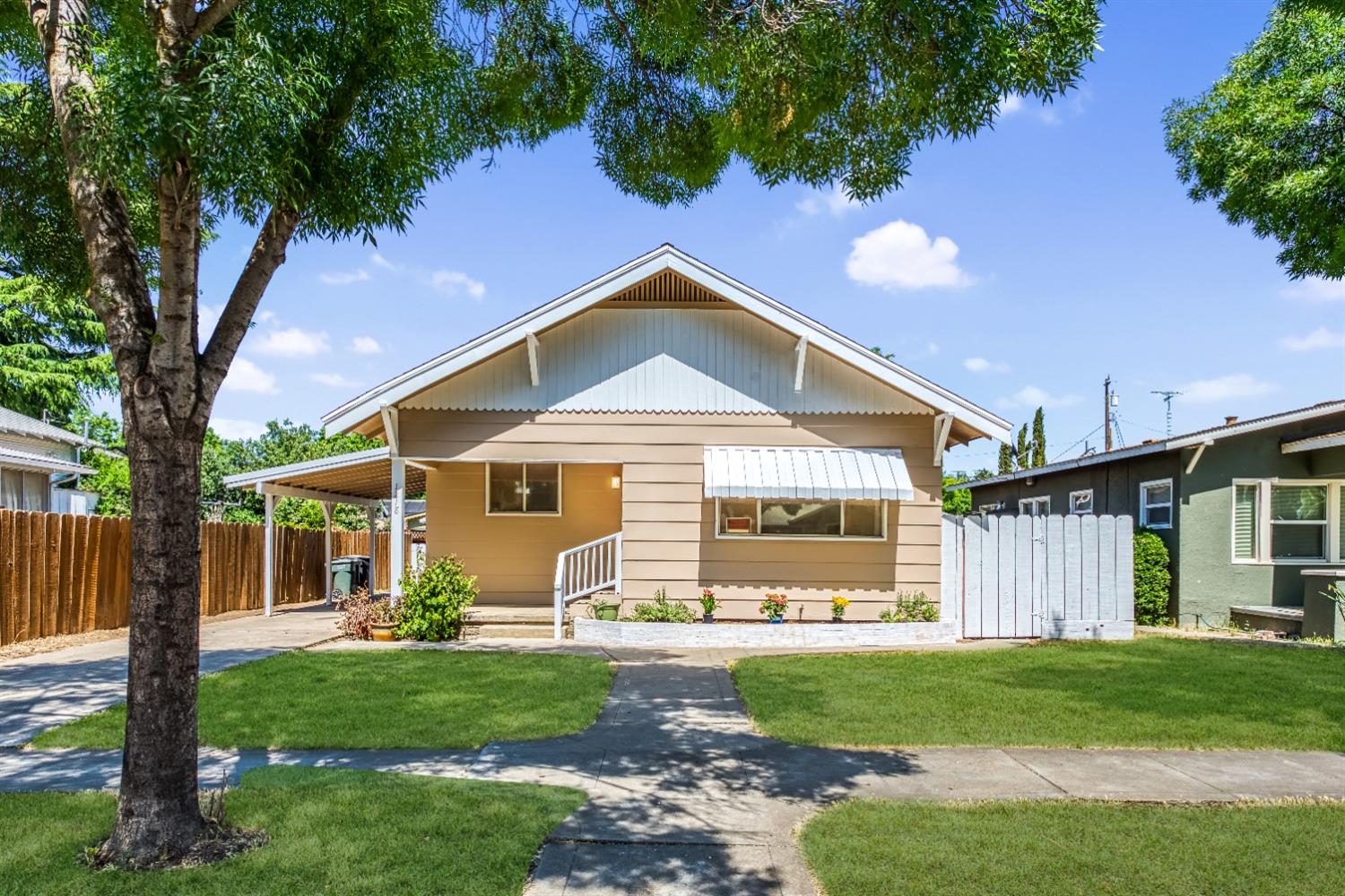 Photo of 1218 R St in Newman, CA