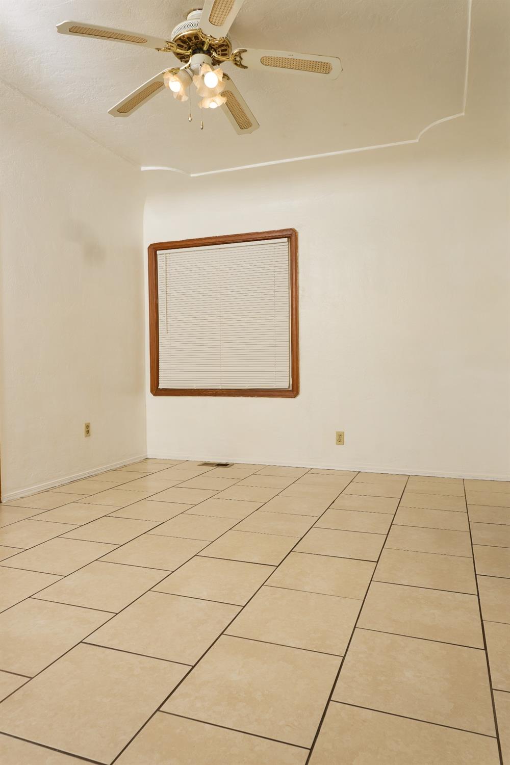 Detail Gallery Image 12 of 54 For 919 S Church St, Lodi,  CA 95240 - 3 Beds | 2 Baths