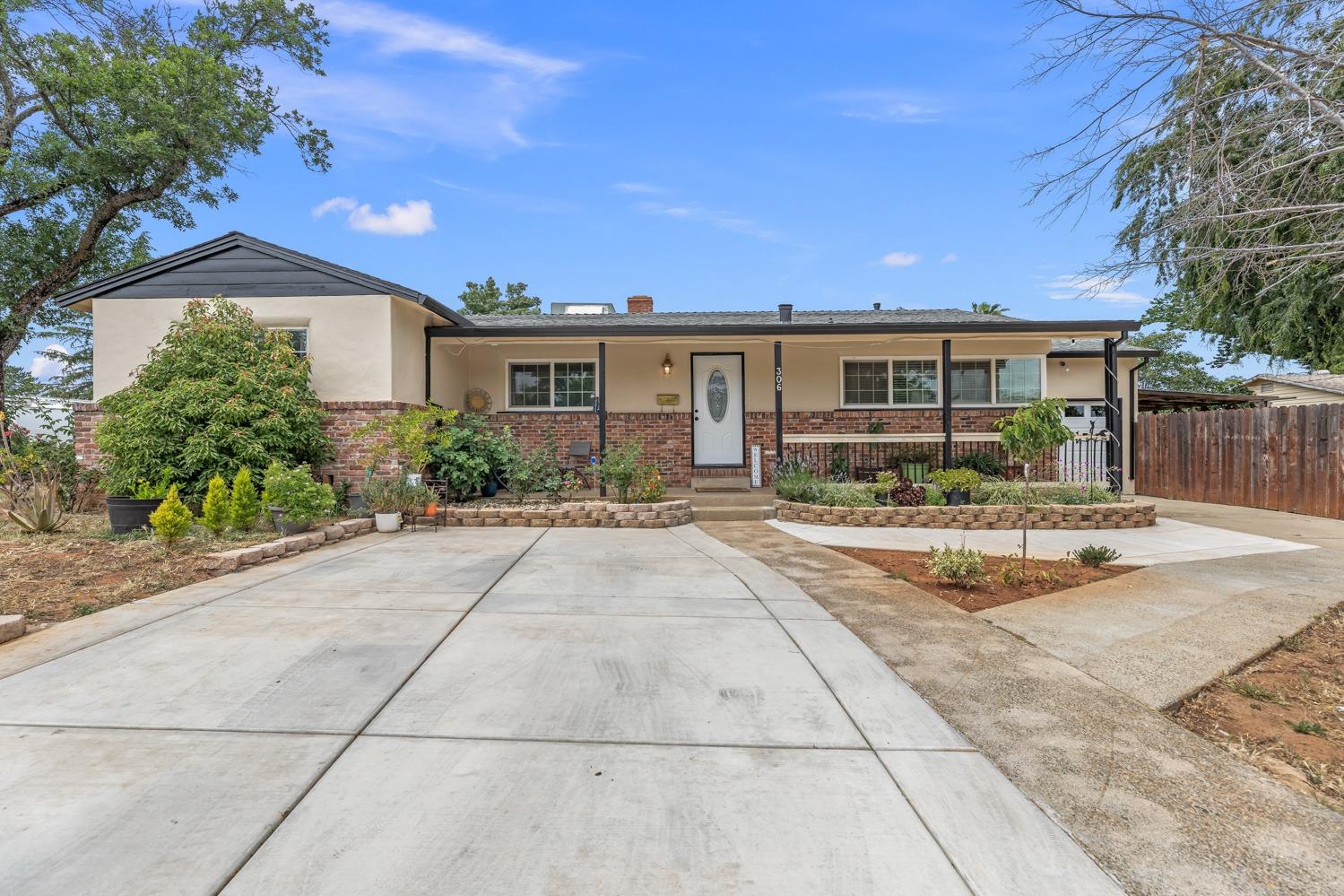 Photo of 306 Dean Wy in Folsom, CA