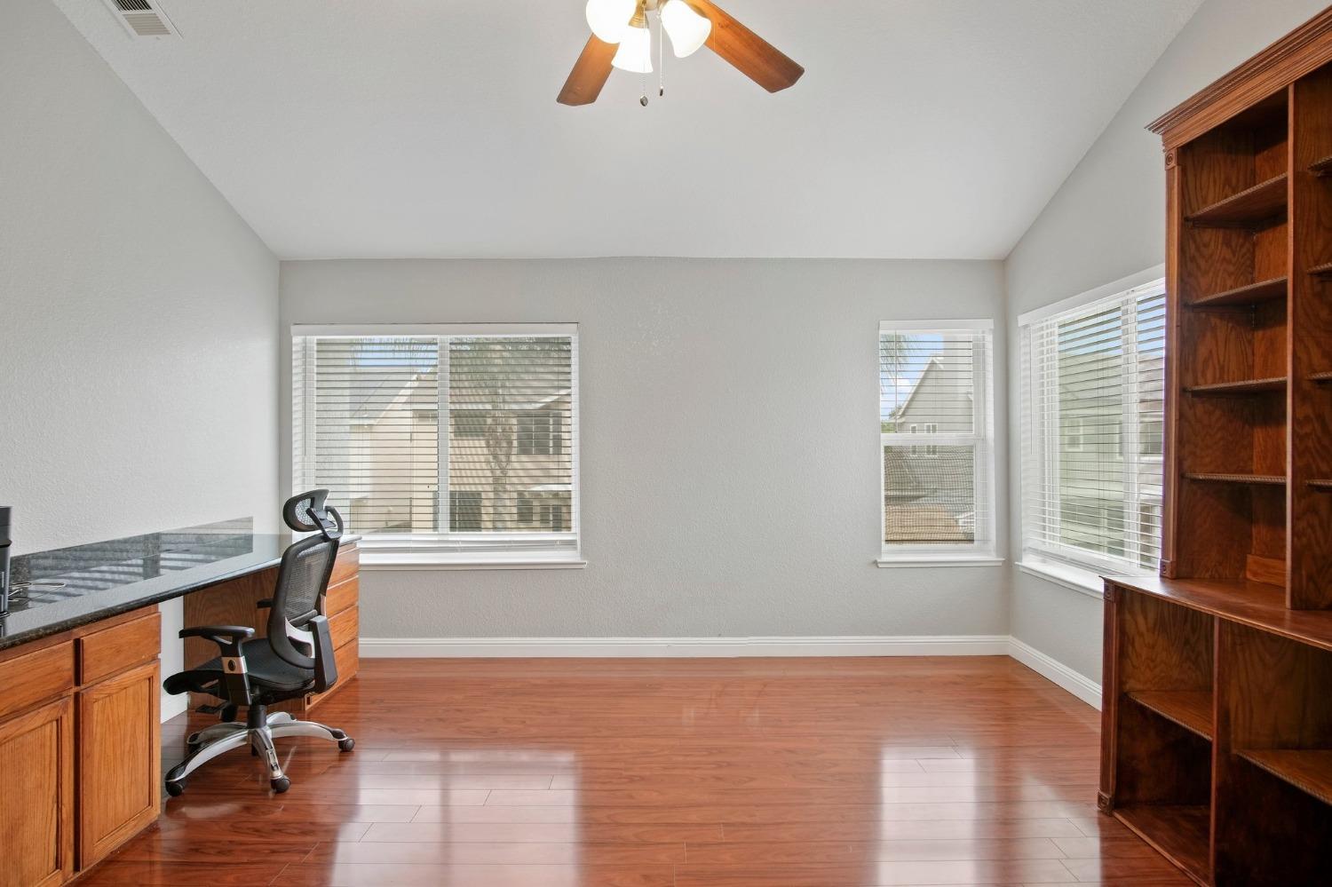 Detail Gallery Image 8 of 15 For 375 Glenbriar Cir, Tracy,  CA 95377 - 6 Beds | 3 Baths