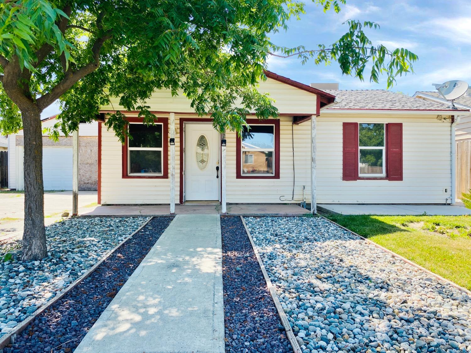 Photo of 323 N Walnut St in Woodland, CA
