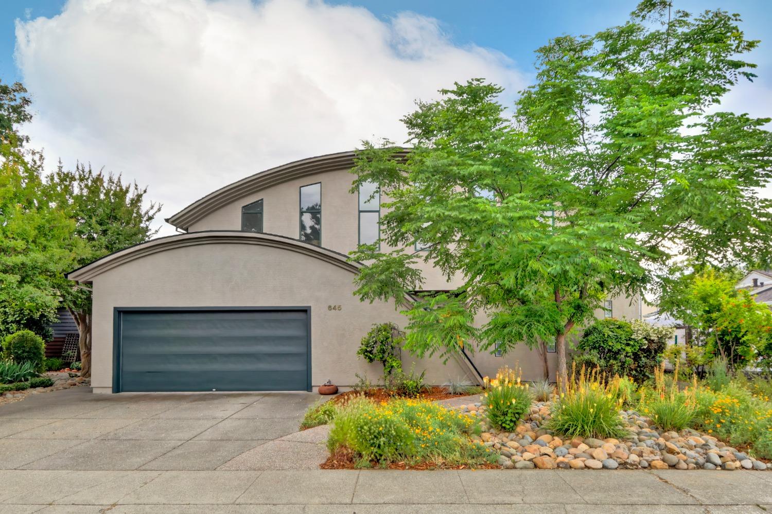 Photo of 645 J St in Davis, CA
