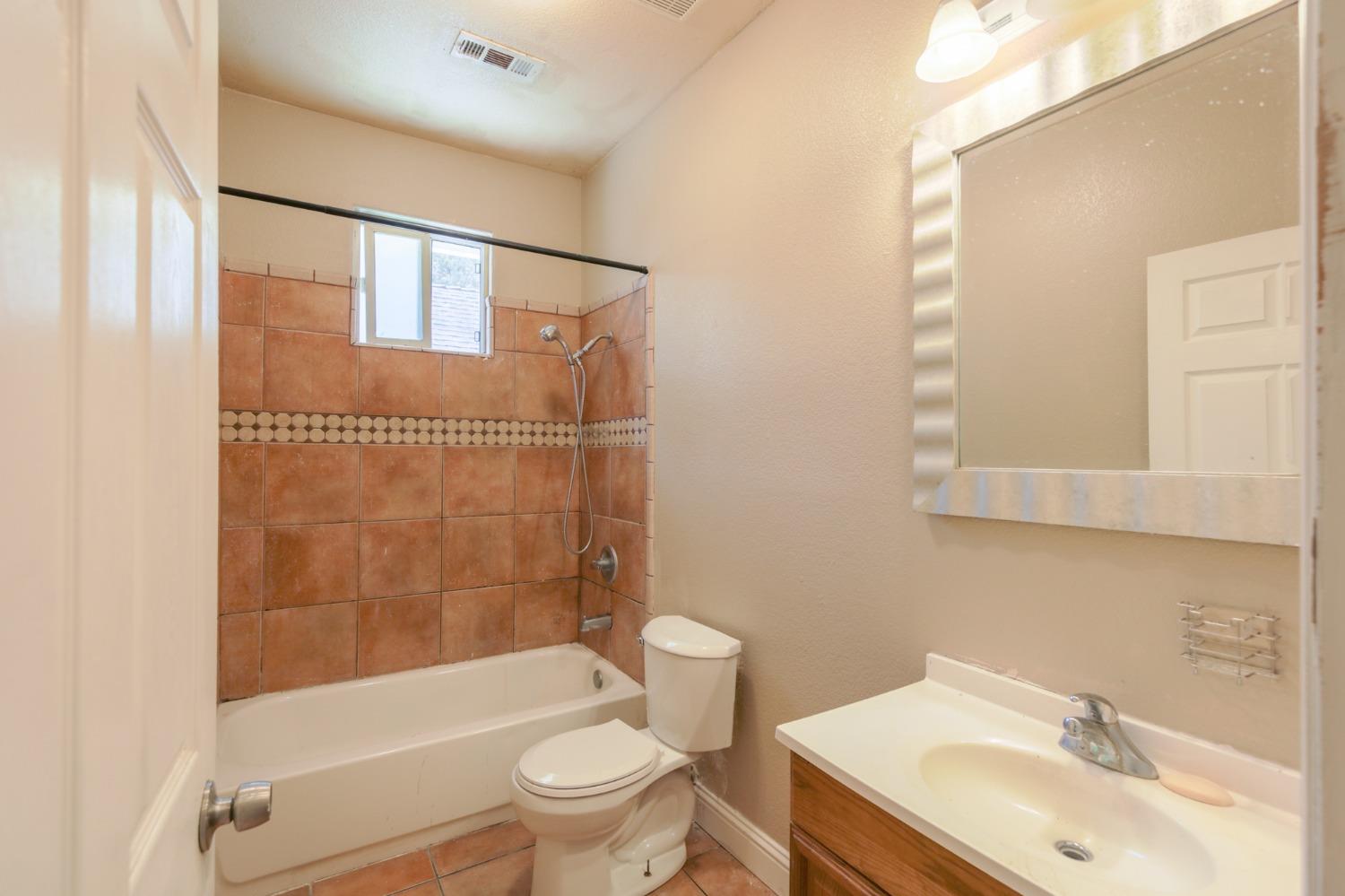 Detail Gallery Image 11 of 60 For 3217 N E St, Stockton,  CA 95205 - 3 Beds | 2 Baths
