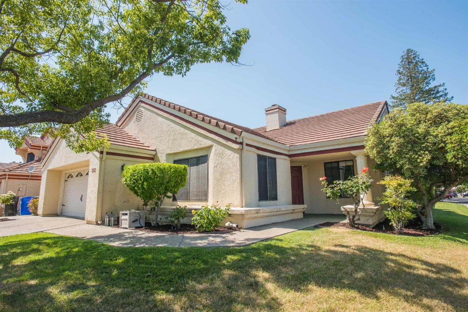 Photo of 5163 Laguna Park Dr in Elk Grove, CA