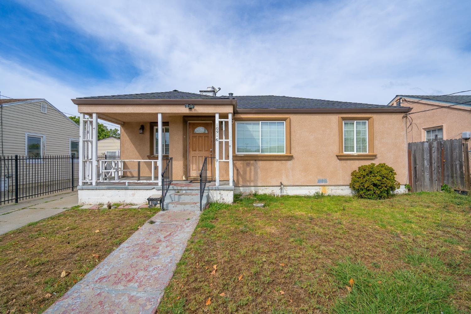 Photo of 10916 Novelda Dr in Oakland, CA