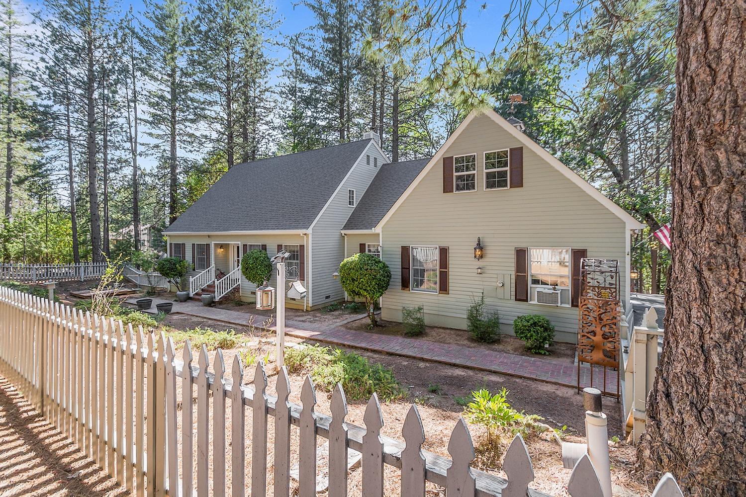 Photo of 3915 Stope Dr in Placerville, CA