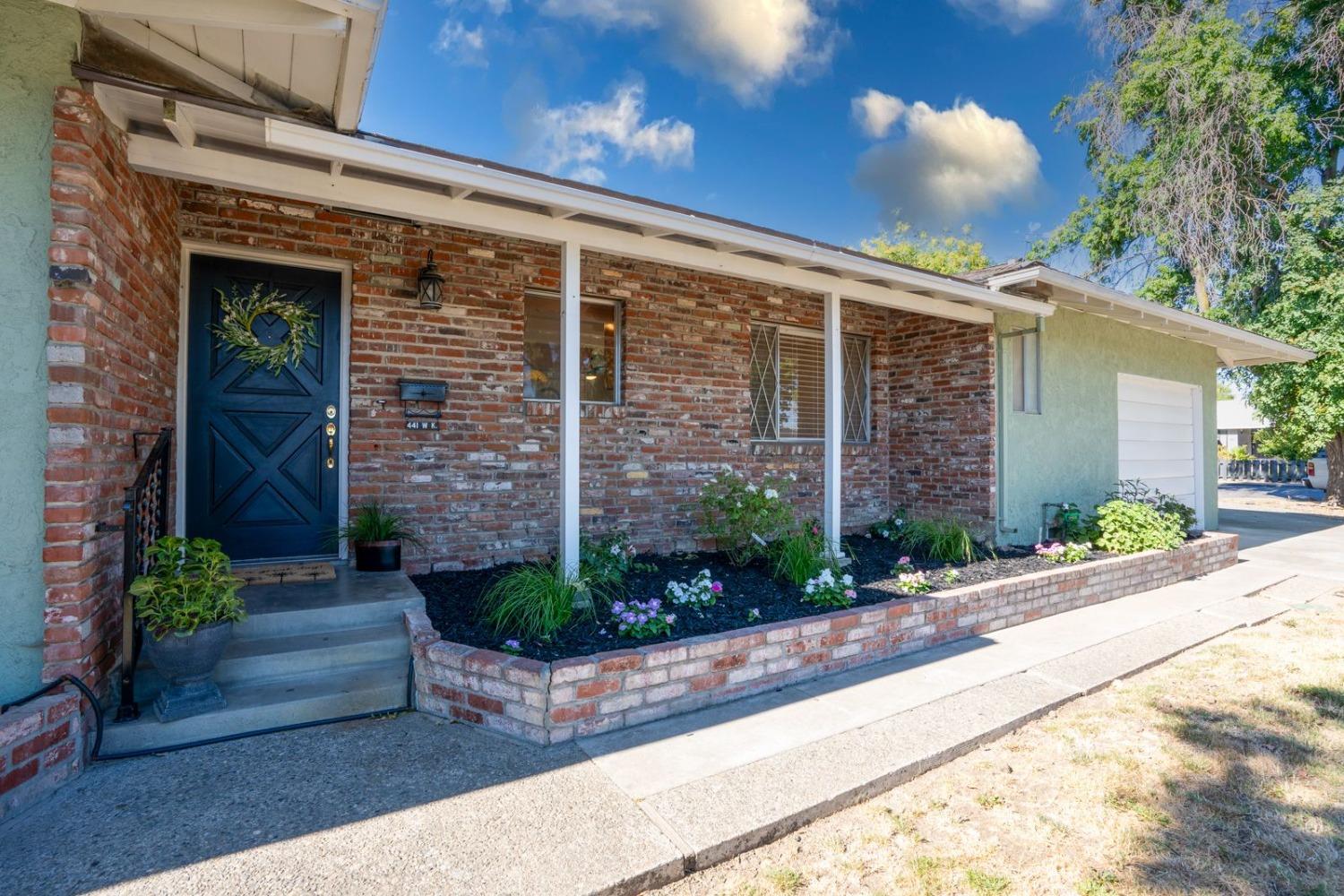 Detail Gallery Image 1 of 1 For 441 W K St, Los Banos,  CA 93635 - 3 Beds | 2 Baths