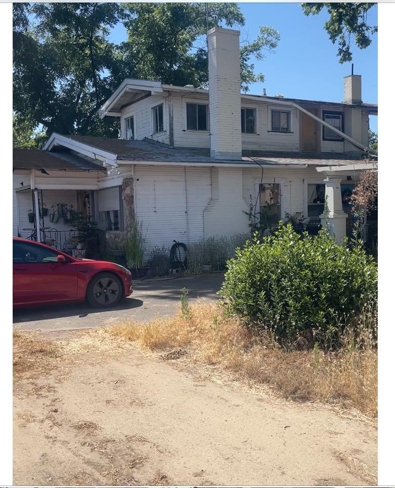 Photo of 639 E Lockeford St in Lodi, CA