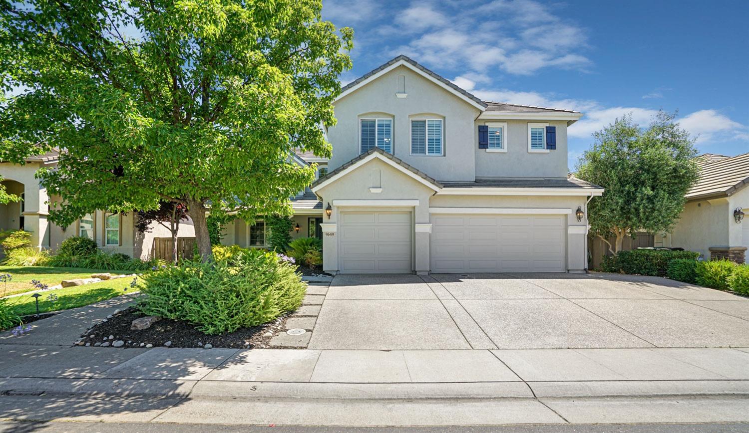 Photo of 9649 Country Falls Ln in Elk Grove, CA