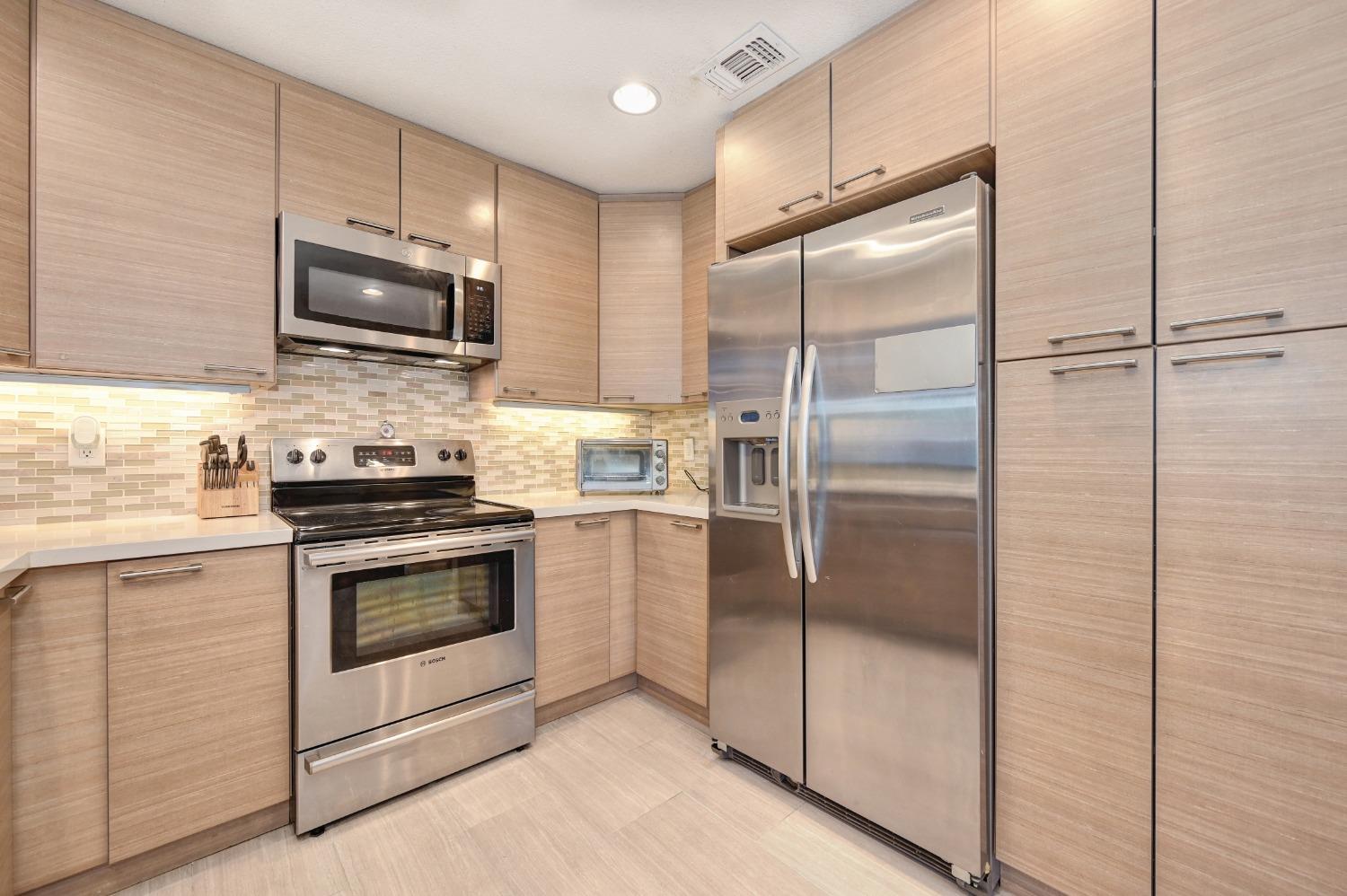 Photo of 1322 Commons Dr in Sacramento, CA