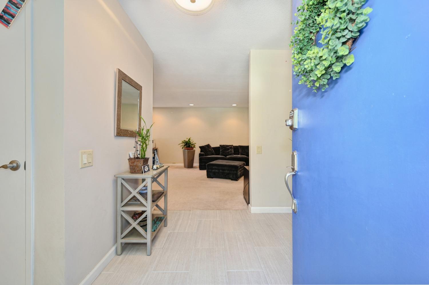 Photo of 1322 Commons Dr in Sacramento, CA