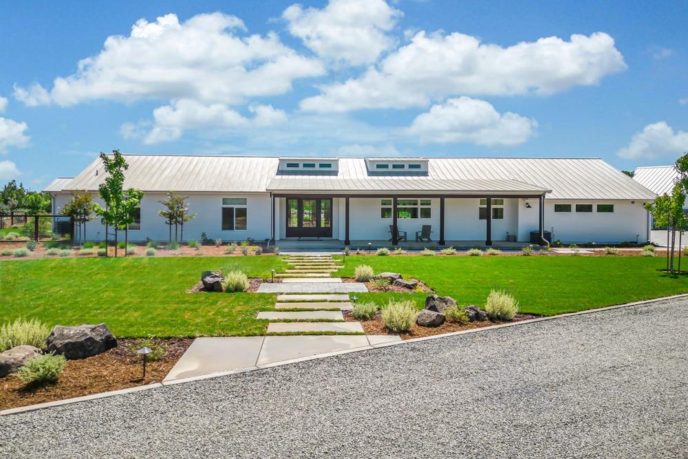 Photo of 43195 Montgomery Ave in Davis, CA