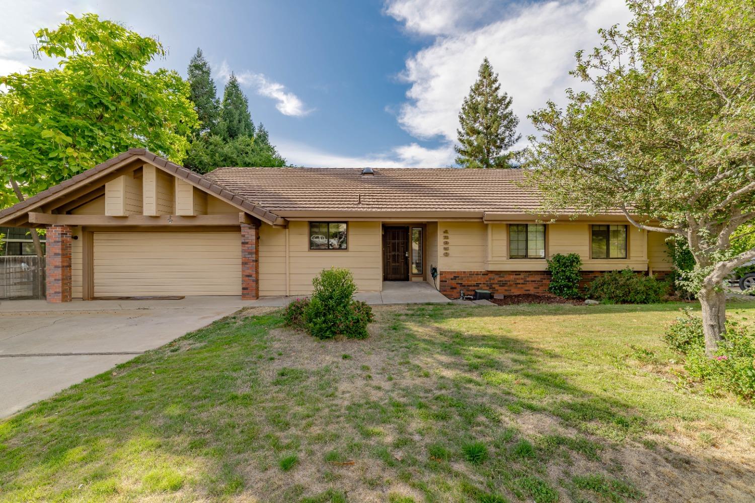 Photo of 12950 Erin Dr in Auburn, CA