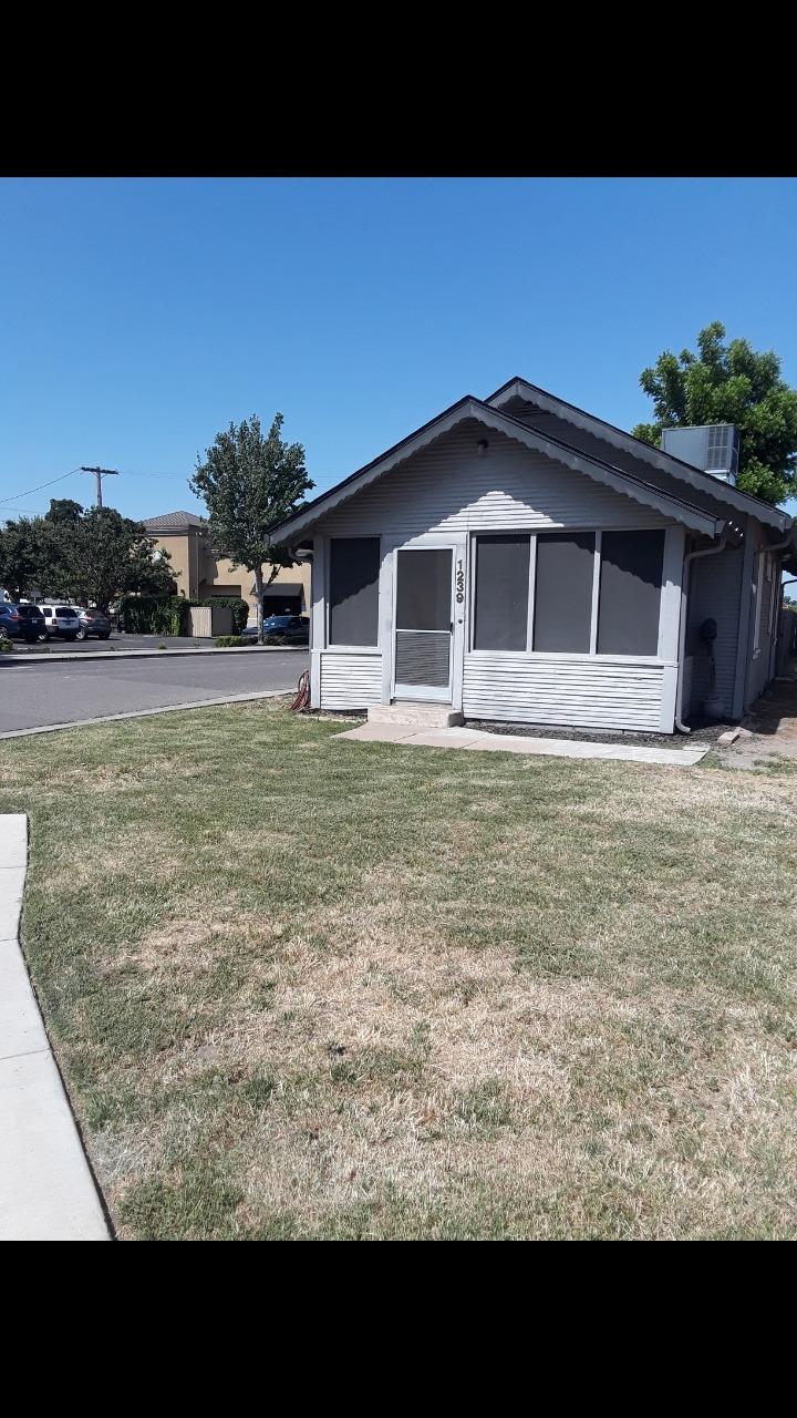 Photo of 1239 Escalon Ave in Escalon, CA
